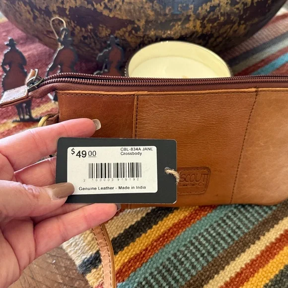 Scout Tan Leather Crossbody Bag - Picture 7 of 7